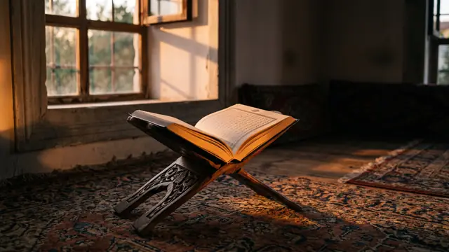 Gün ışığıyla gölgenin buluştuğu pencere önünde rahlede Kur'an