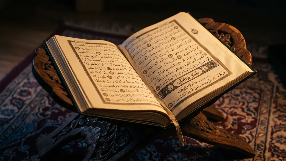 Gece tek lamba ışığında rahle üzerinde açık Kur'an