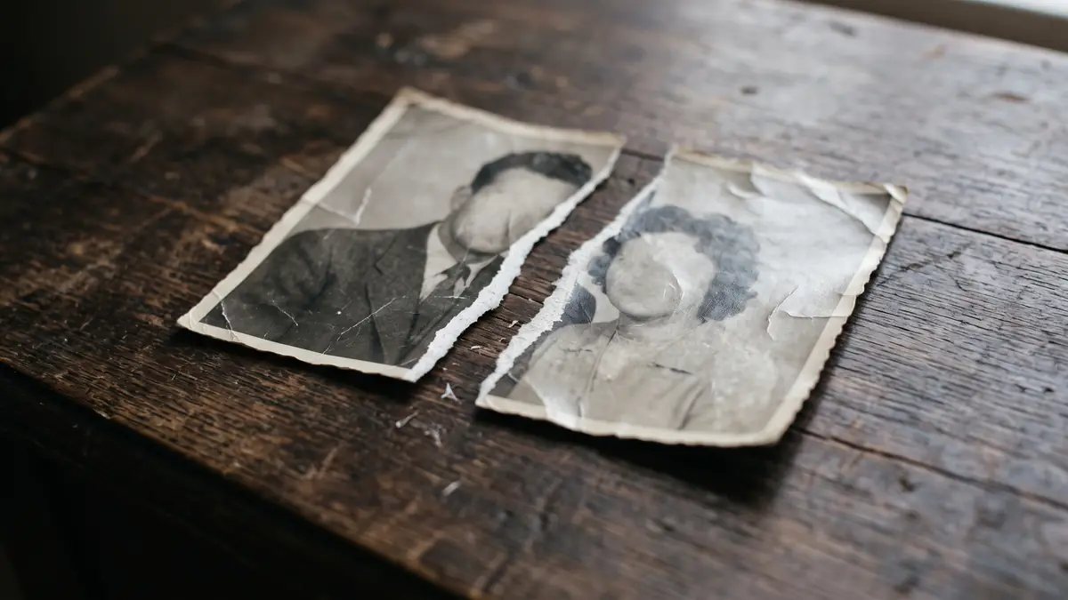 Koyu masada iki parçaya yırtılmış çift fotoğrafı