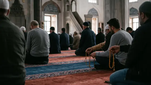 Camide halıya oturmuş, tesbih çeken cemaat, arkadan