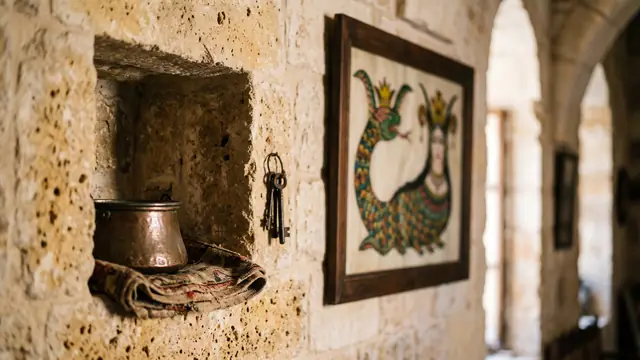 Mardin taş evinde duvarda asılı geleneksel Şahmaran tablosu